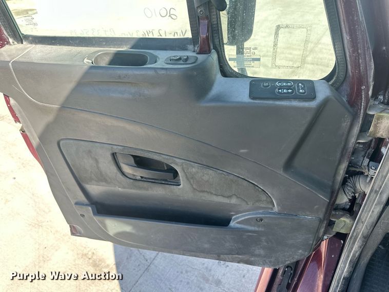 image for item DH1825 2011 International 8600  semi truck