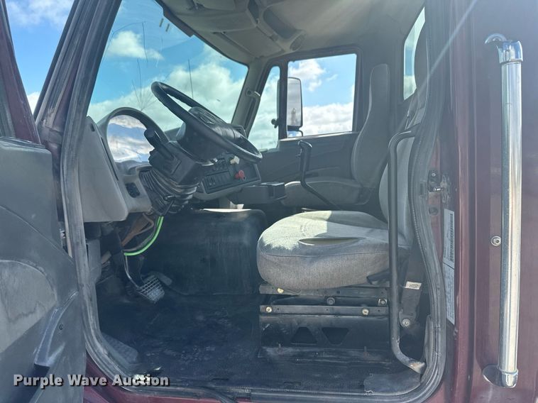 image for item DH1825 2011 International 8600  semi truck