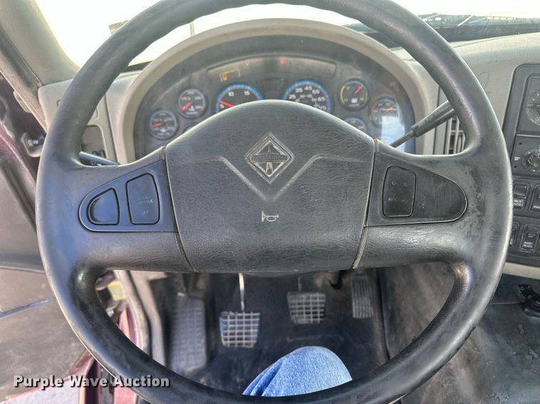 image for item DH1825 2011 International 8600  semi truck