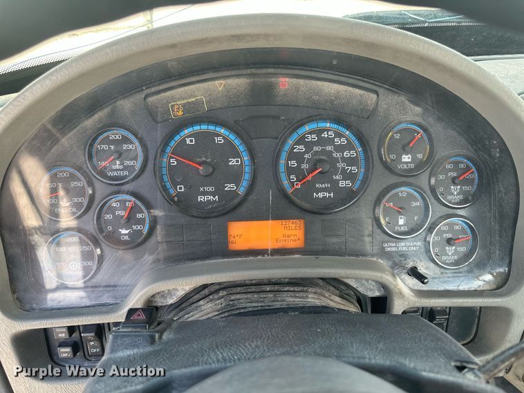 image for item DH1825 2011 International 8600  semi truck