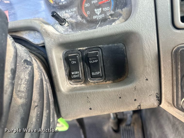 image for item DH1825 2011 International 8600  semi truck