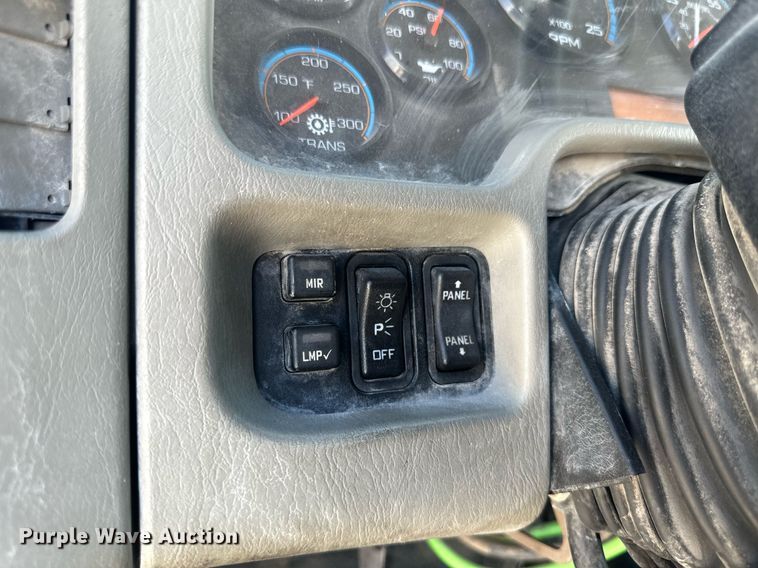 image for item DH1825 2011 International 8600  semi truck