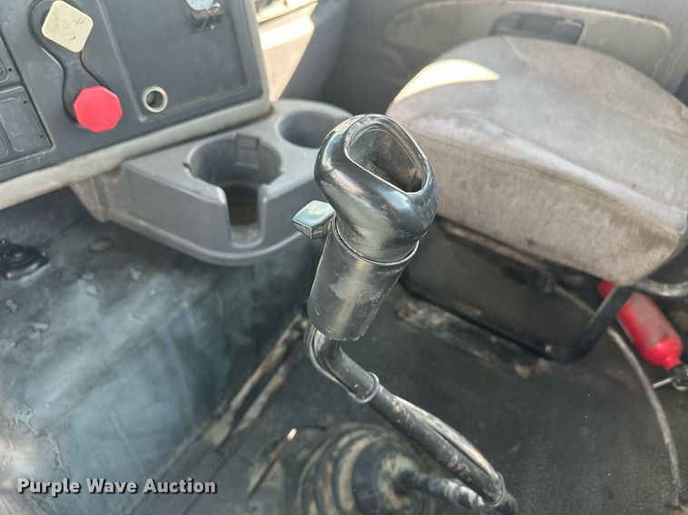 image for item DH1825 2011 International 8600  semi truck