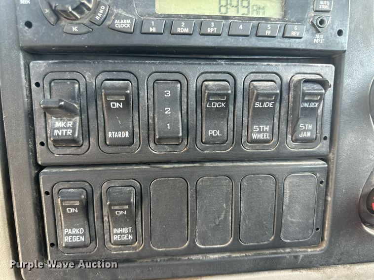 image for item DH1825 2011 International 8600  semi truck