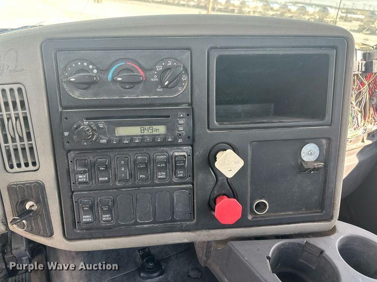 image for item DH1825 2011 International 8600  semi truck