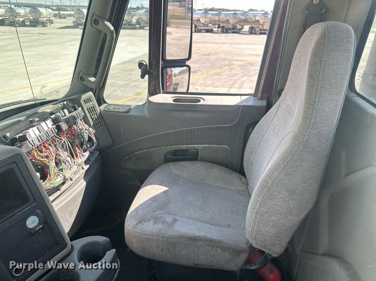 image for item DH1825 2011 International 8600  semi truck