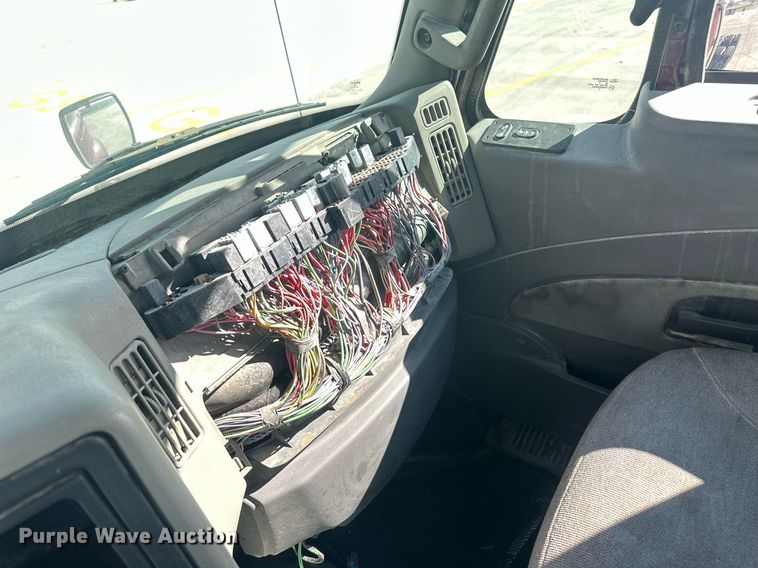 image for item DH1825 2011 International 8600  semi truck