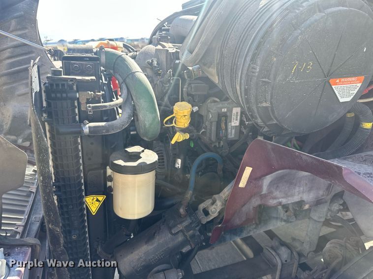 image for item DH1825 2011 International 8600  semi truck