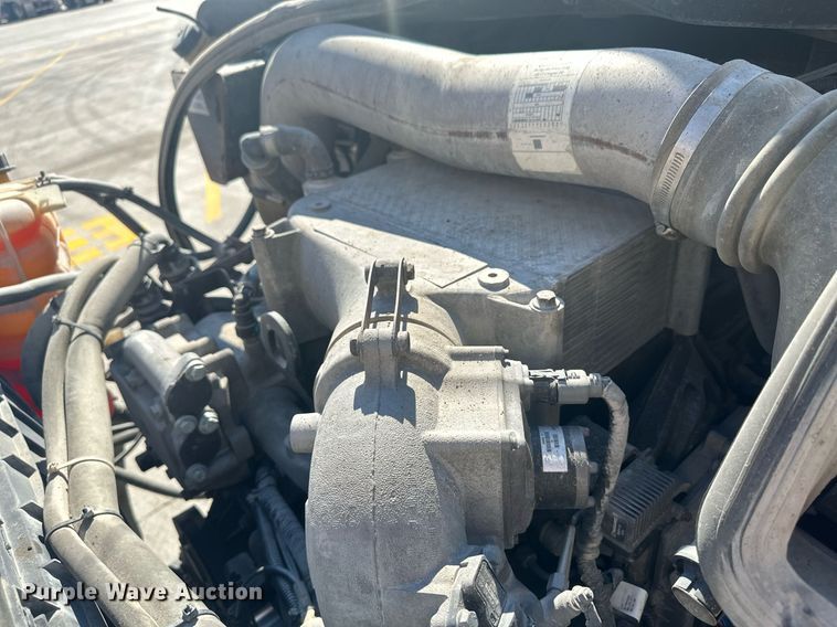 image for item DH1825 2011 International 8600  semi truck