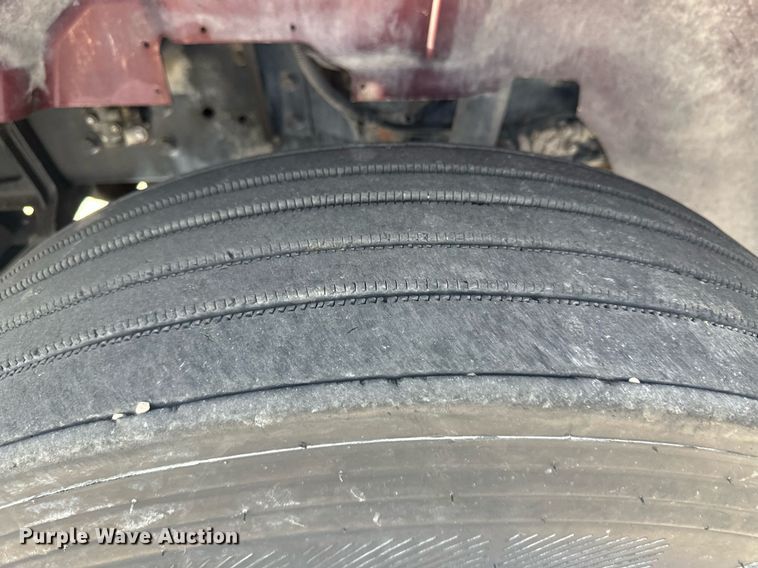 image for item DH1825 2011 International 8600  semi truck