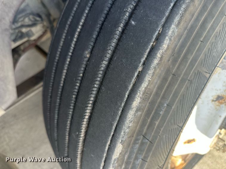 image for item DH1825 2011 International 8600  semi truck