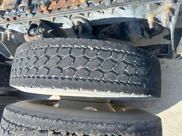 image for item DH1825 2011 International 8600  semi truck