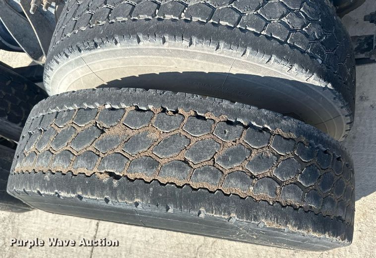 image for item DH1825 2011 International 8600  semi truck