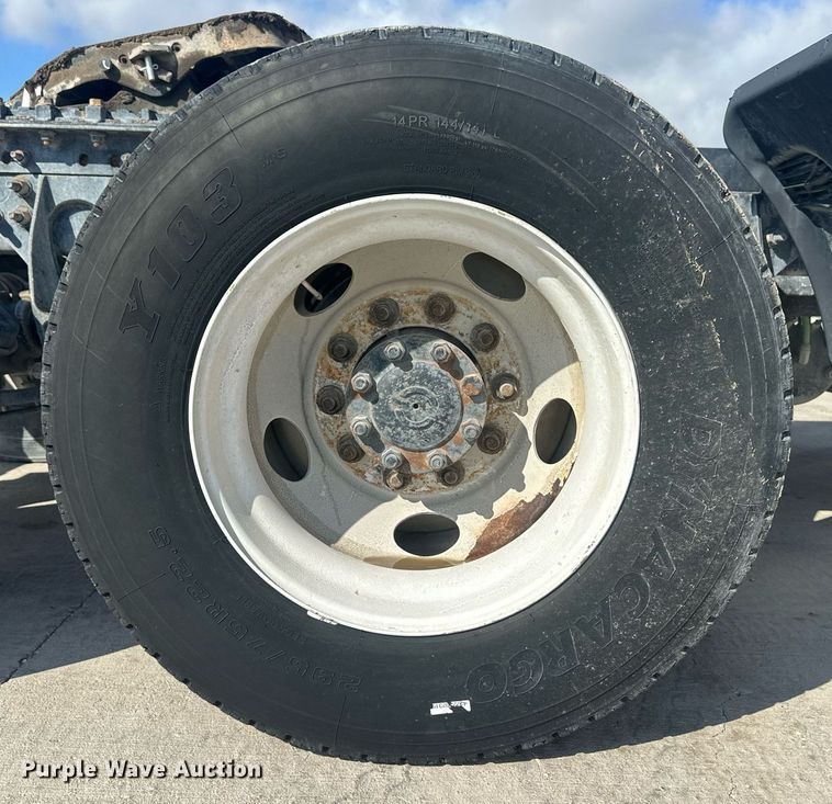 image for item DH1825 2011 International 8600  semi truck