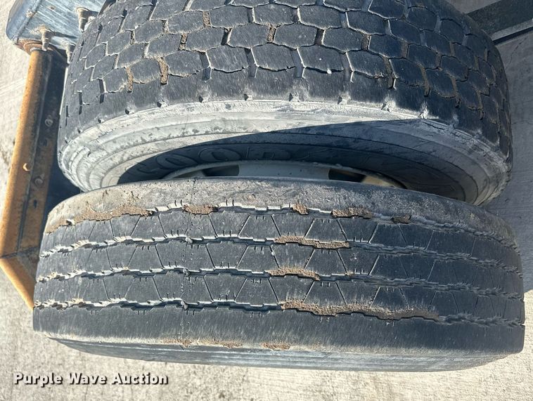 image for item DH1825 2011 International 8600  semi truck