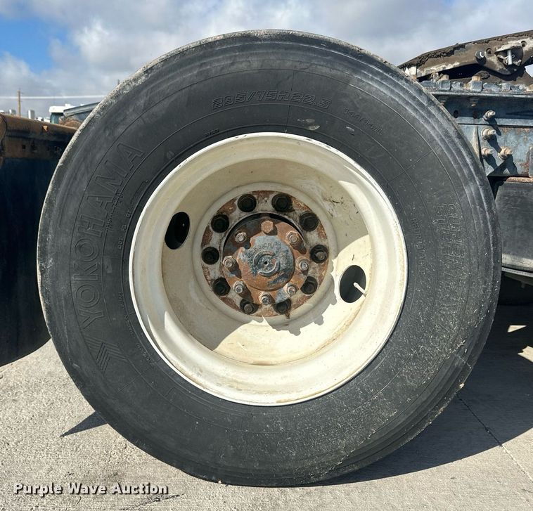 image for item DH1825 2011 International 8600  semi truck