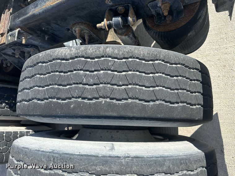 image for item DH1825 2011 International 8600  semi truck