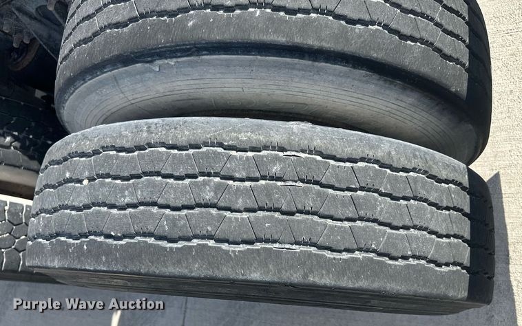 image for item DH1825 2011 International 8600  semi truck