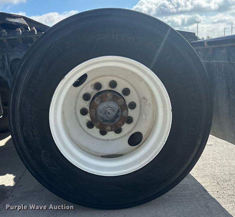 image for item DH1825 2011 International 8600  semi truck