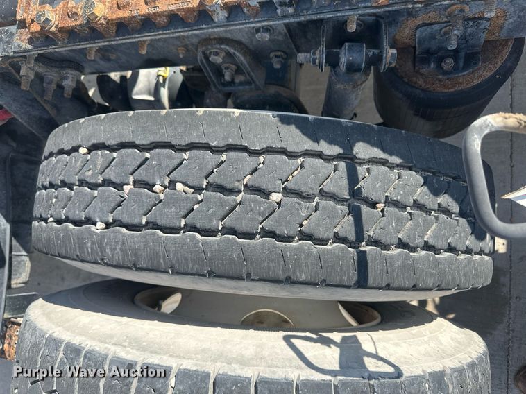 image for item DH1825 2011 International 8600  semi truck