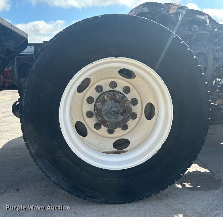 image for item DH1825 2011 International 8600  semi truck