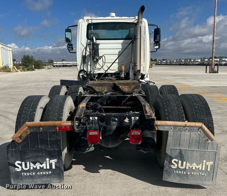 image for item DH1827 2006 International 8600  semi truck