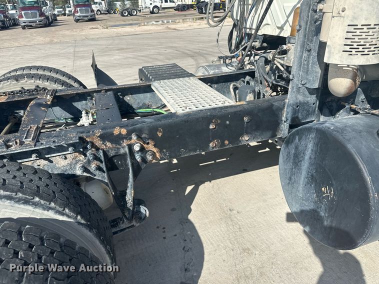 image for item DH1827 2006 International 8600  semi truck