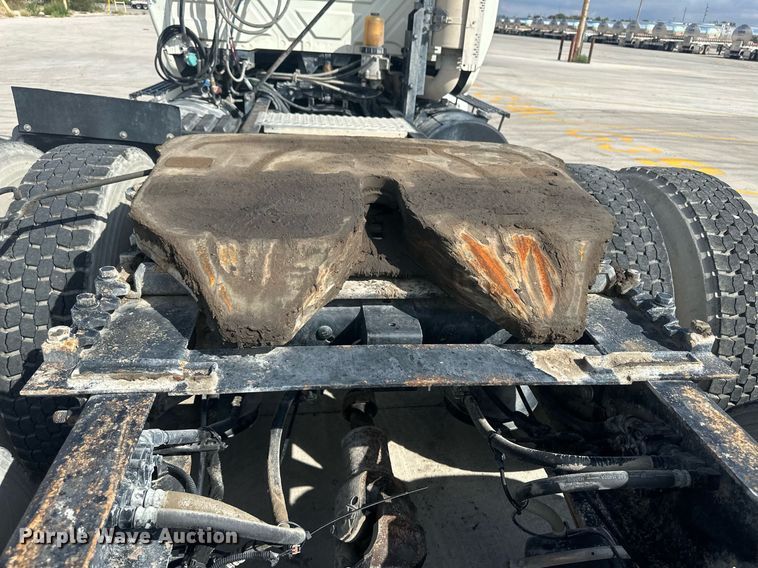 image for item DH1827 2006 International 8600  semi truck