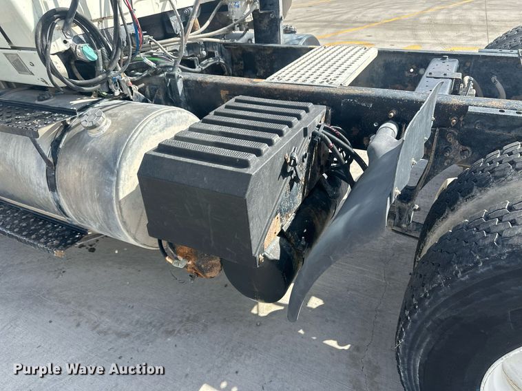 image for item DH1827 2006 International 8600  semi truck