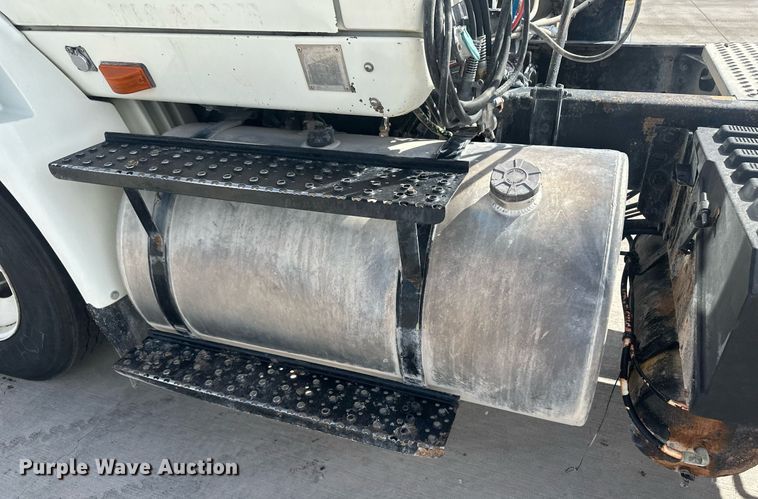 image for item DH1827 2006 International 8600  semi truck