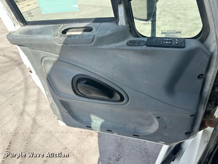 image for item DH1827 2006 International 8600  semi truck