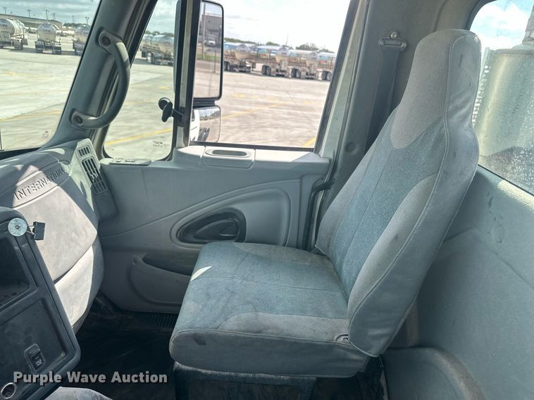 image for item DH1827 2006 International 8600  semi truck