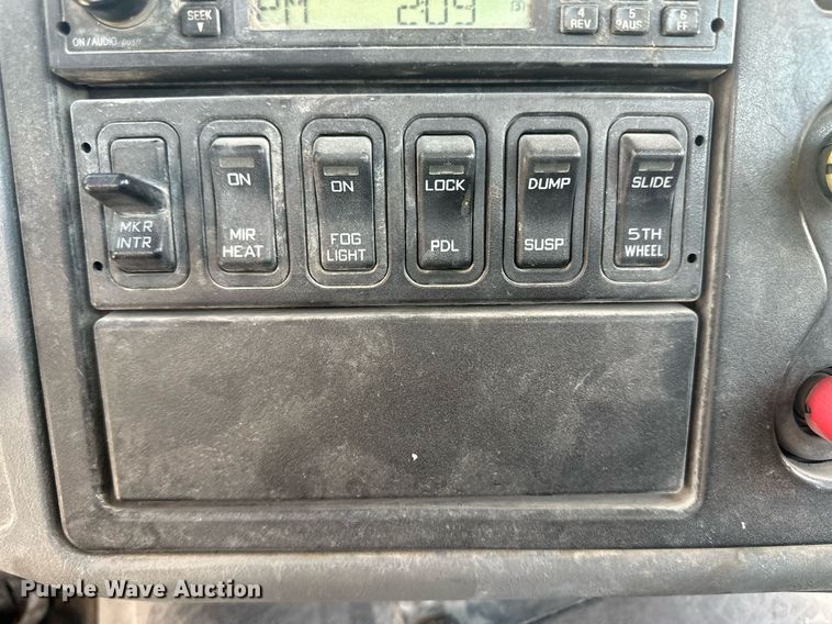 image for item DH1827 2006 International 8600  semi truck