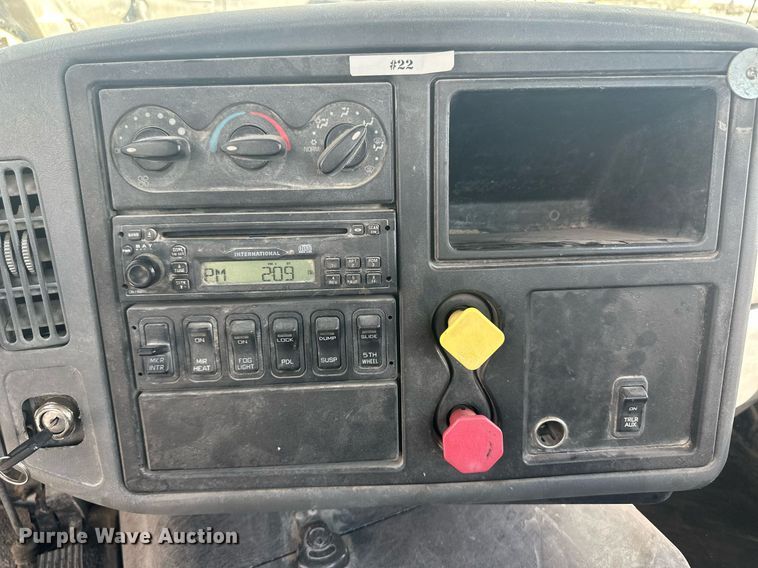 image for item DH1827 2006 International 8600  semi truck