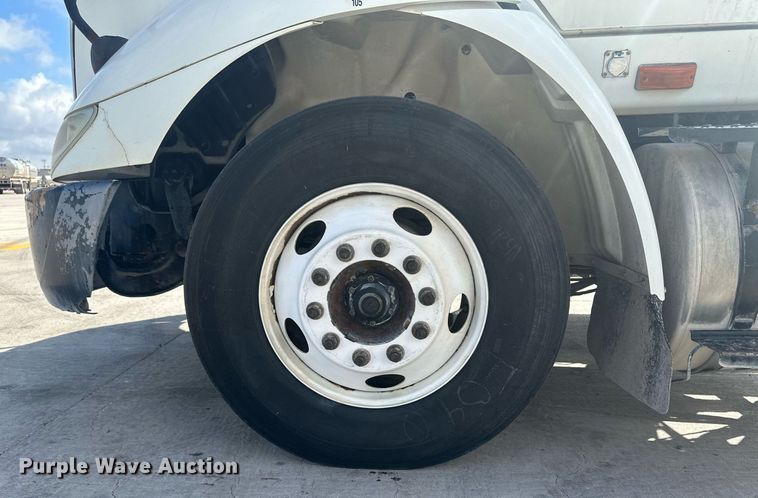 image for item DH1827 2006 International 8600  semi truck