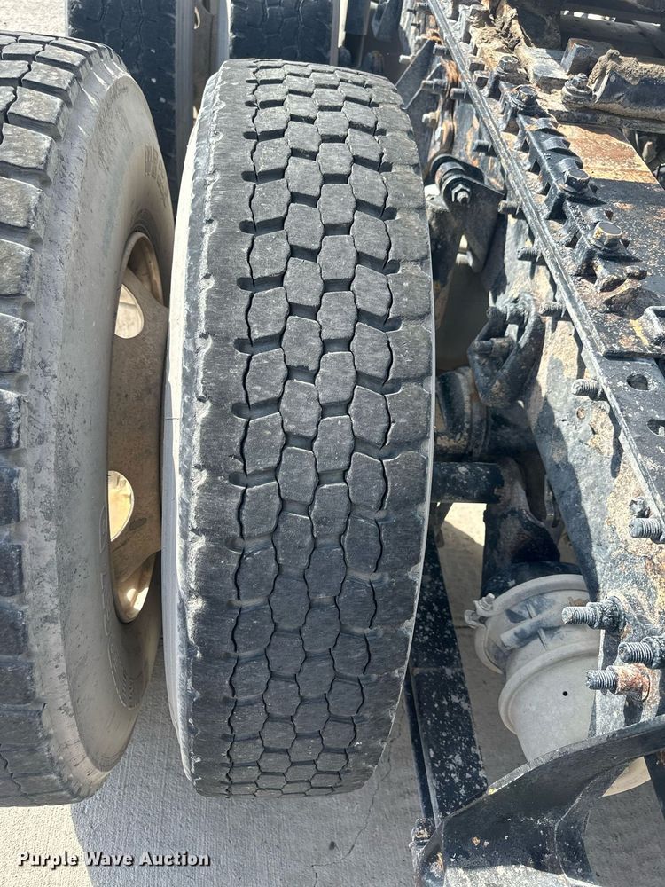 image for item DH1827 2006 International 8600  semi truck