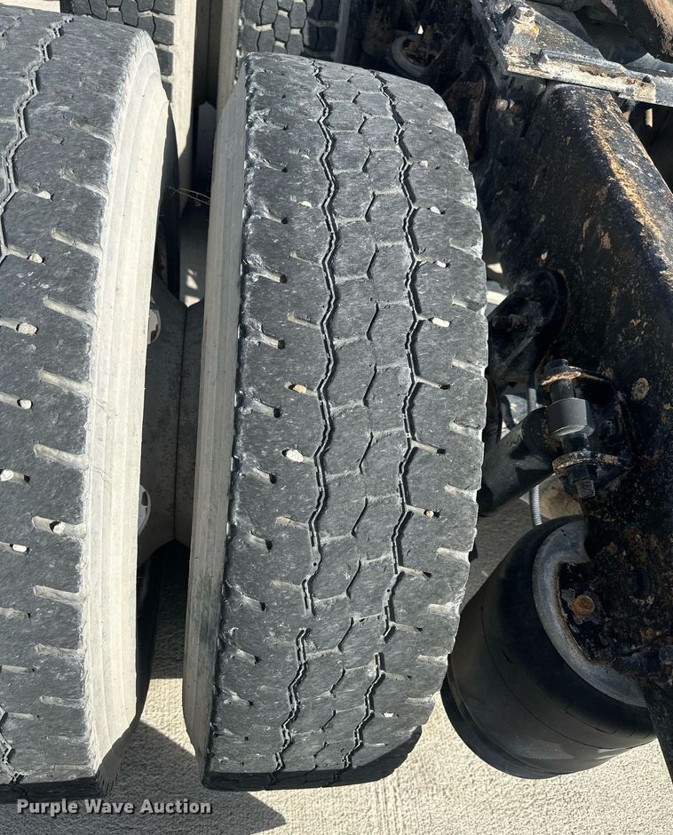 image for item DH1827 2006 International 8600  semi truck