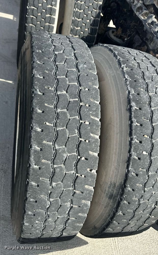 image for item DH1827 2006 International 8600  semi truck