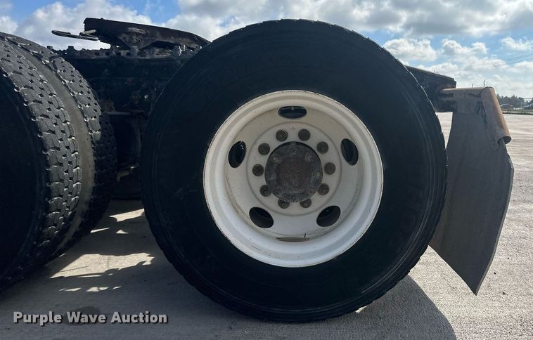 image for item DH1827 2006 International 8600  semi truck