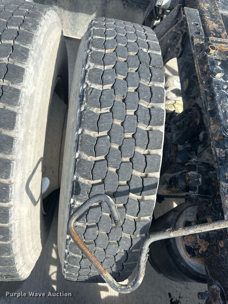 image for item DH1827 2006 International 8600  semi truck