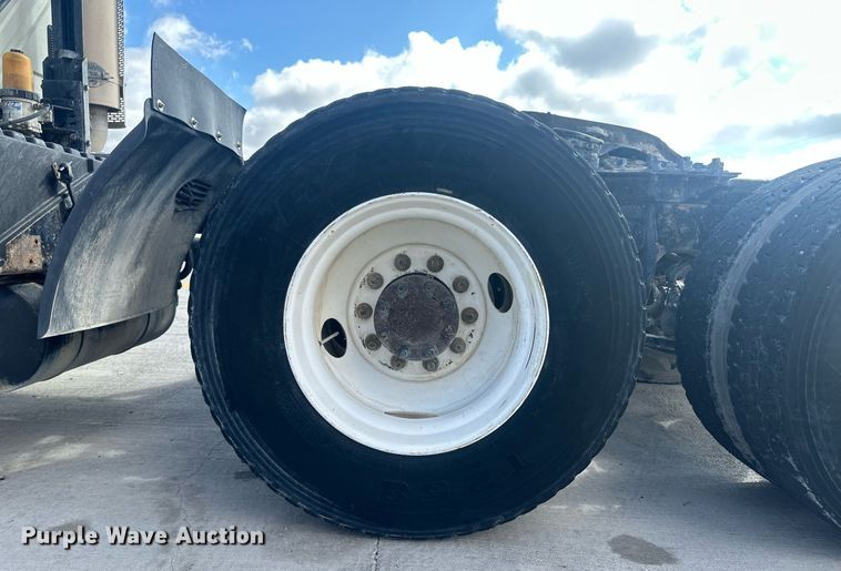 image for item DH1827 2006 International 8600  semi truck