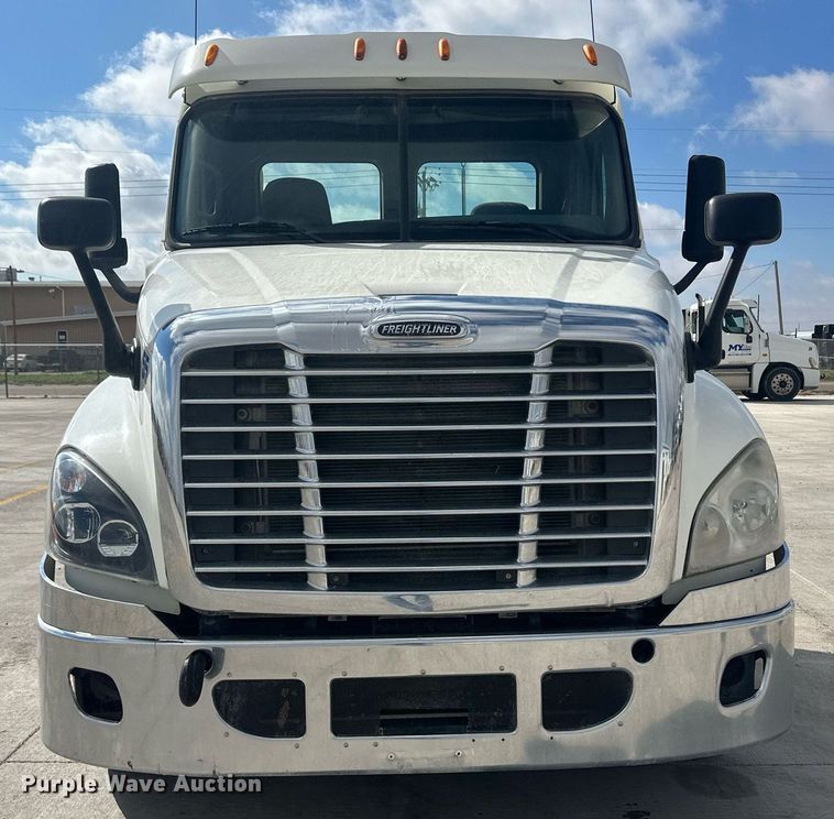image for item DH1828 2012 Freightliner Cascadia  semi truck