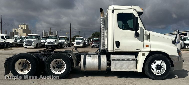 image for item DH1828 2012 Freightliner Cascadia  semi truck
