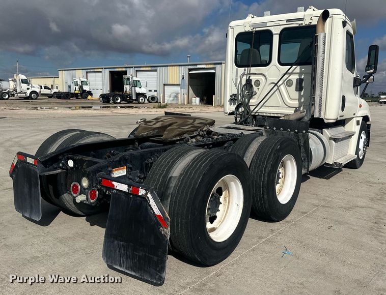 image for item DH1828 2012 Freightliner Cascadia  semi truck