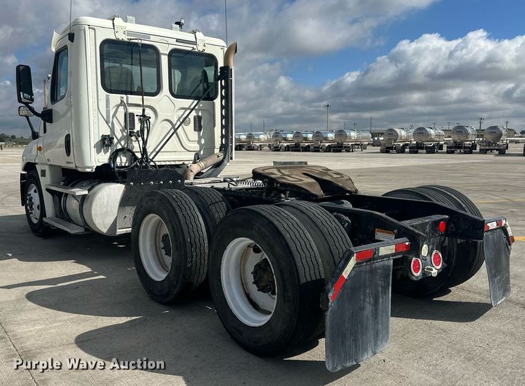 image for item DH1828 2012 Freightliner Cascadia  semi truck