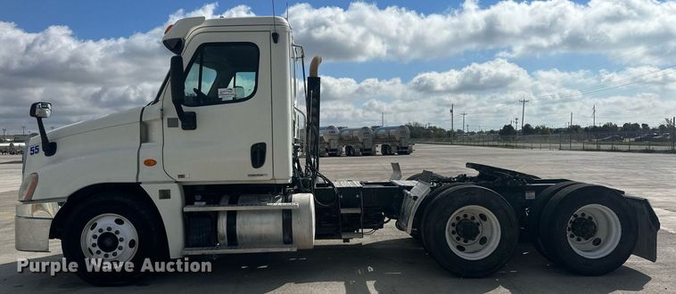 image for item DH1828 2012 Freightliner Cascadia  semi truck