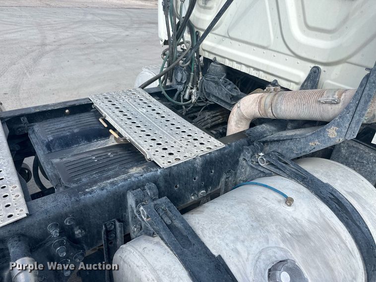 image for item DH1828 2012 Freightliner Cascadia  semi truck