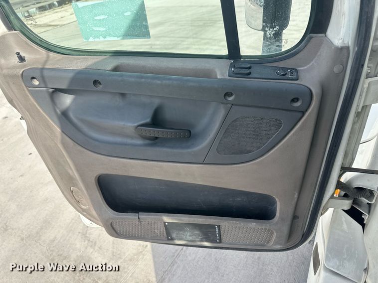 image for item DH1828 2012 Freightliner Cascadia  semi truck