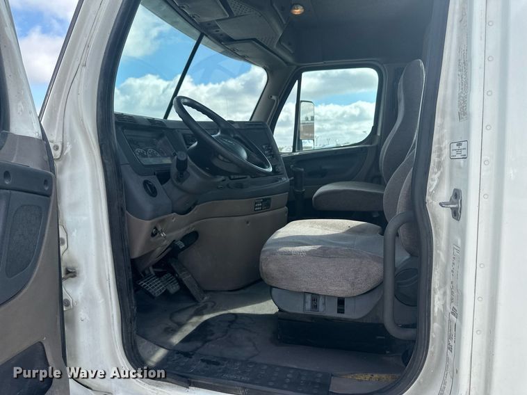 image for item DH1828 2012 Freightliner Cascadia  semi truck