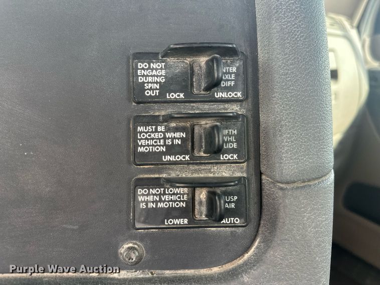 image for item DH1828 2012 Freightliner Cascadia  semi truck